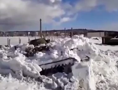 Ρωσικό τεθωρακισμένο αναδύεται από ... το χιόνι! (βίντεο)